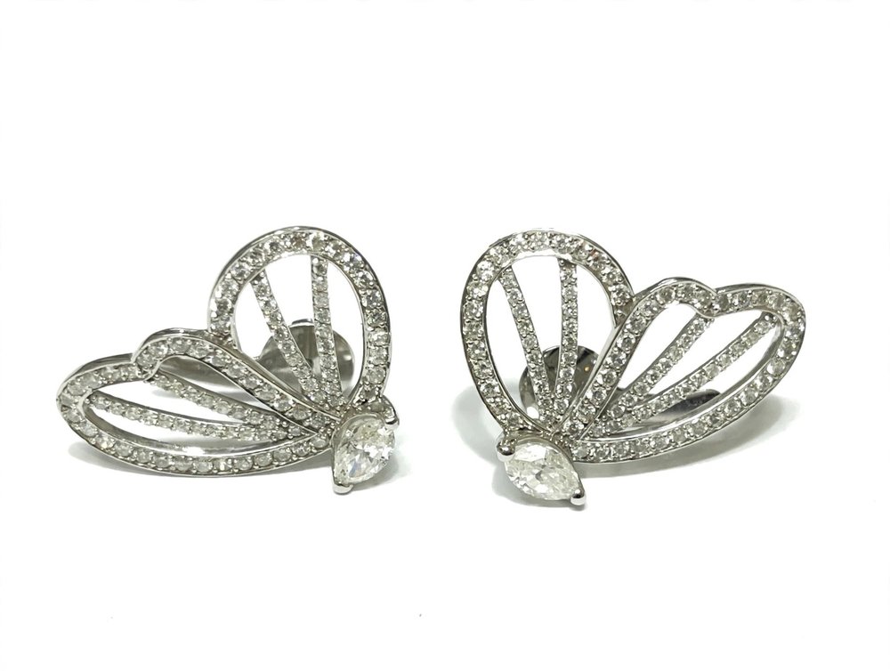 Brinco Borboleta em Ouro Branco 18k com Diamante