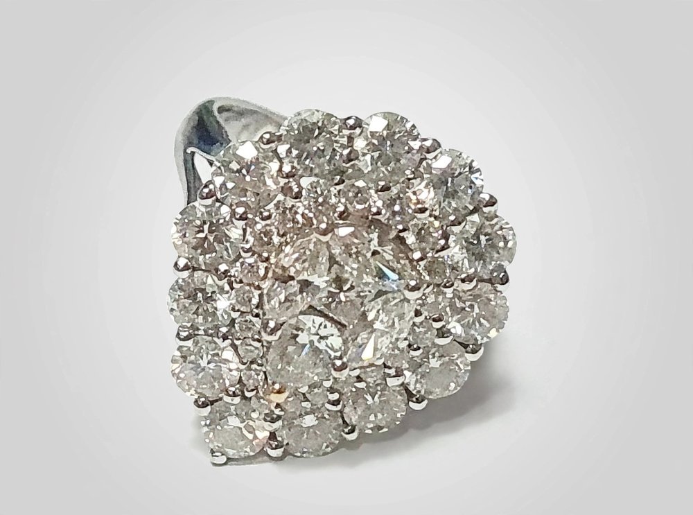Anel em Ouro Branco 18k com Diamante