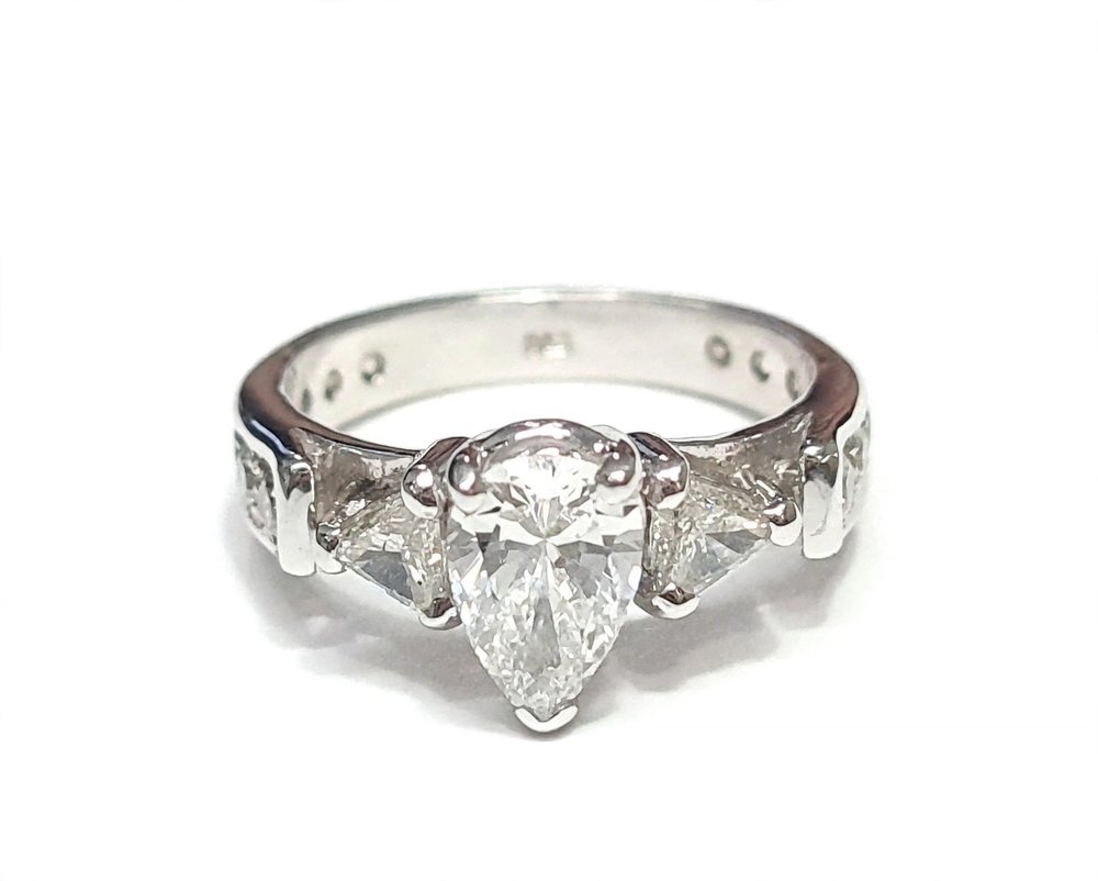Anel Solitário em Ouro Branco 18k com Diamante