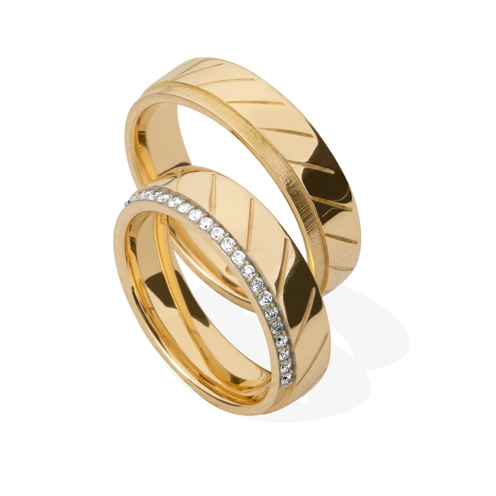 Par de Alianças em Ouro Amarelo 18k com Frisos Diagonais