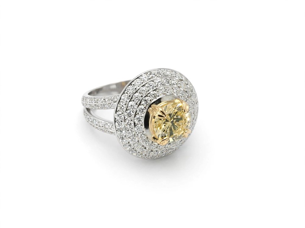 Anel Solitário em Ouro 18k com Diamante