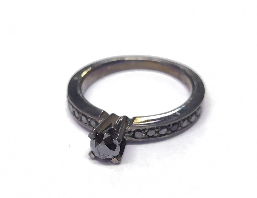 Anel em Ouro Branco 18k