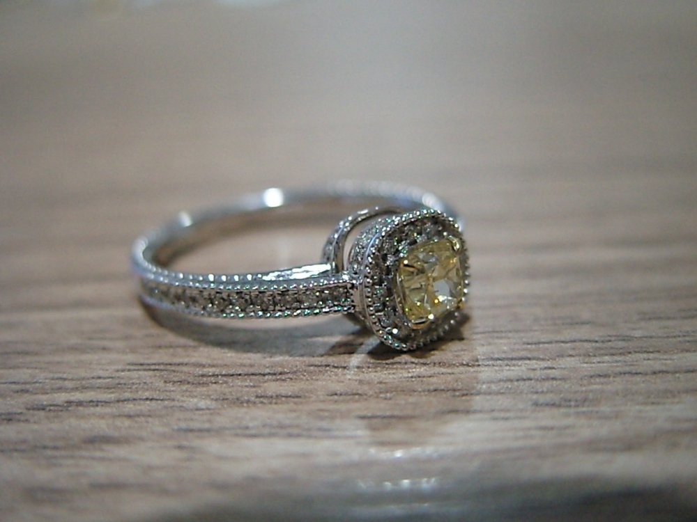 Anel Solitário em Ouro 18k com Diamante II