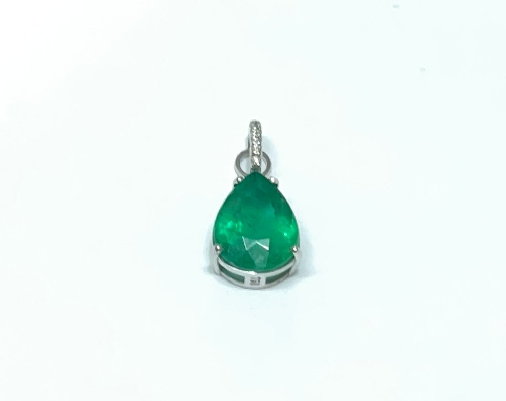 Pingente em Ouro Branco 18k com Diamante e Esmeralda