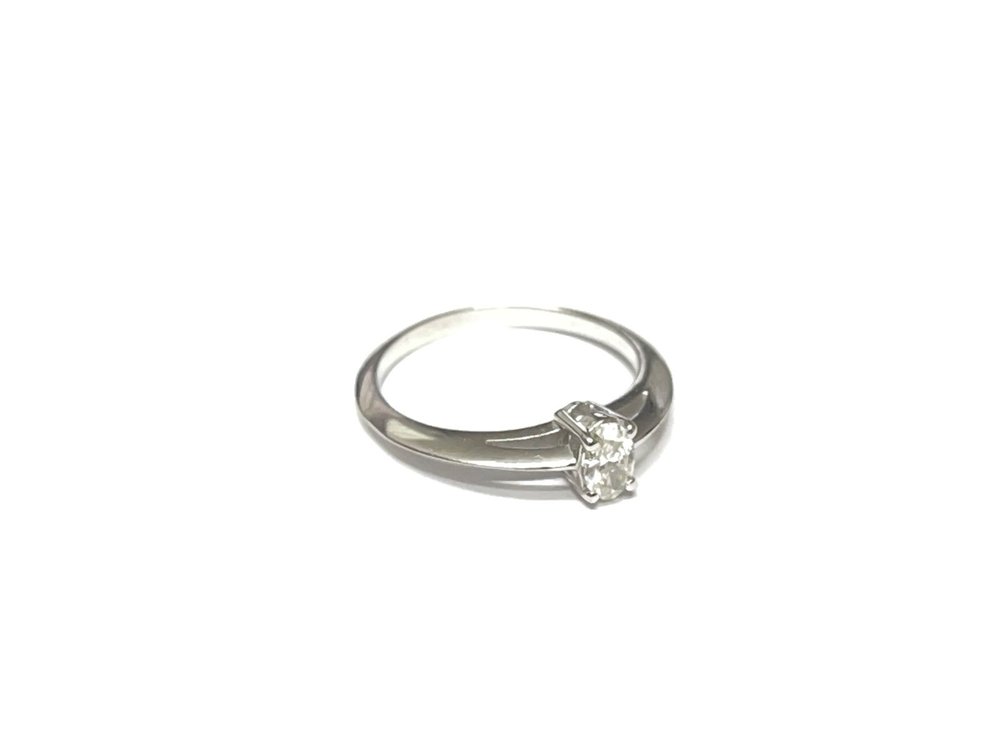 Anel Solitário em Ouro Branco 18k com Diamante III