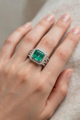 Anel em Ouro Branco 18k com Esmeralda — vista 2