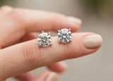 Brinco Solitário em Ouro Branco 18k com Diamantes — vista 2