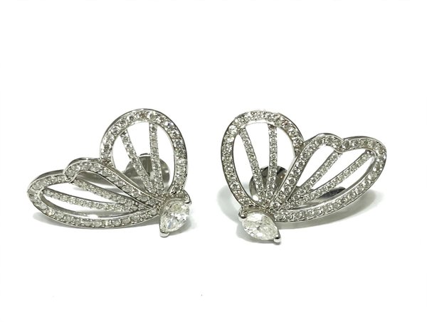 Brinco Borboleta em Ouro Branco 18k com Diamante