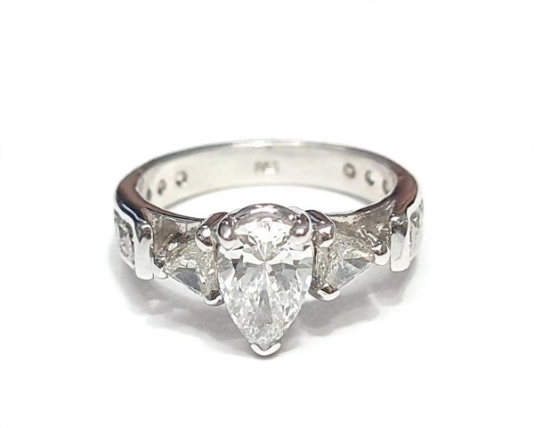 Anel Solitário em Ouro Branco 18k com Diamante