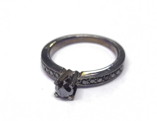 Anel em Ouro Branco 18k