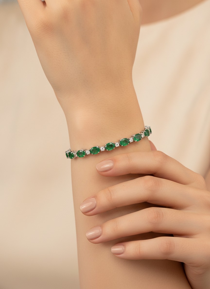 Pulseira de esmeralda em ouro branco 18k no pulso, esmeraldas ovais e diamantes