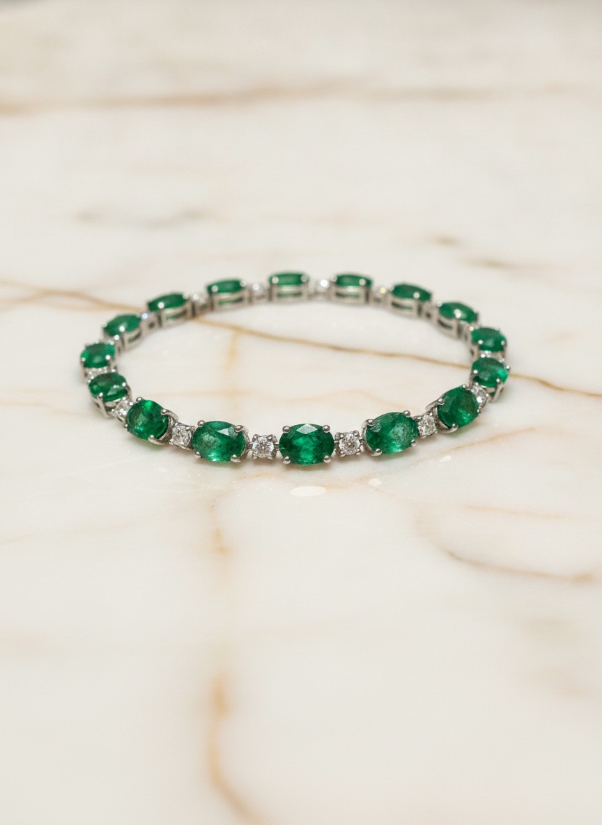 Detalhe da pulseira de esmeralda: esmeraldas ovais lapidadas e diamantes em ouro branco 18k