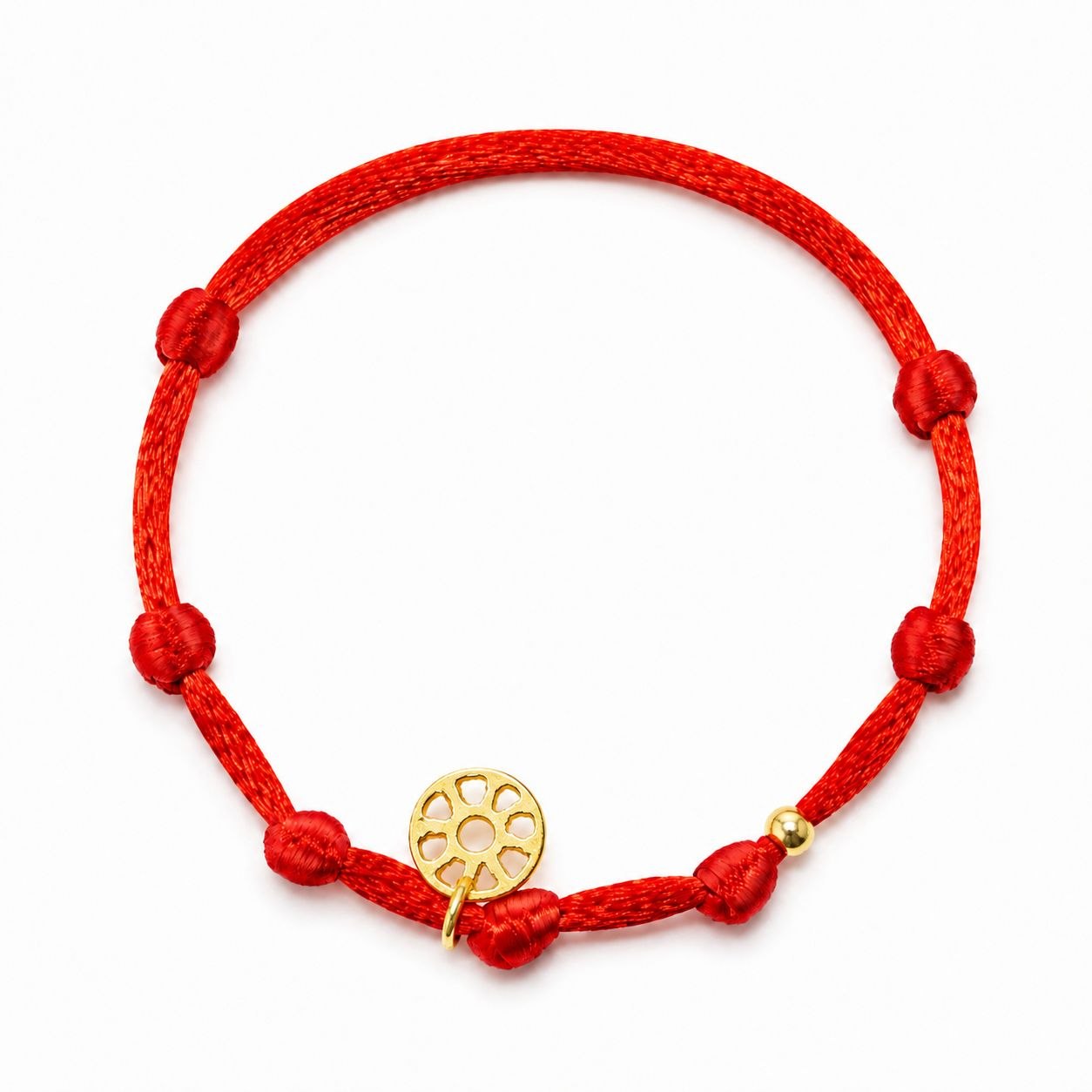 Pulseira Kaballah 7 nós em fio vermelho aberta, mostrando os sete nós, a medalha do sol vazada e a esfera dourada